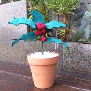 Planta-de-tela-Acebo-Navideña-hecha-a-mano-con-detalles